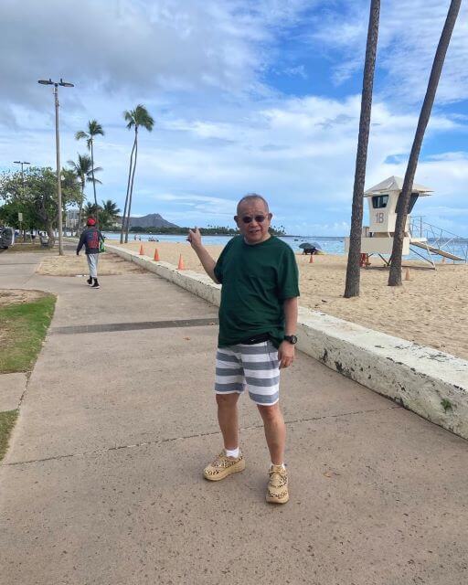 笑福亭鶴瓶、ハワイで名物紹介！アラモアナビーチ越しにダイヤモンドヘッドを指差す旅スナップ