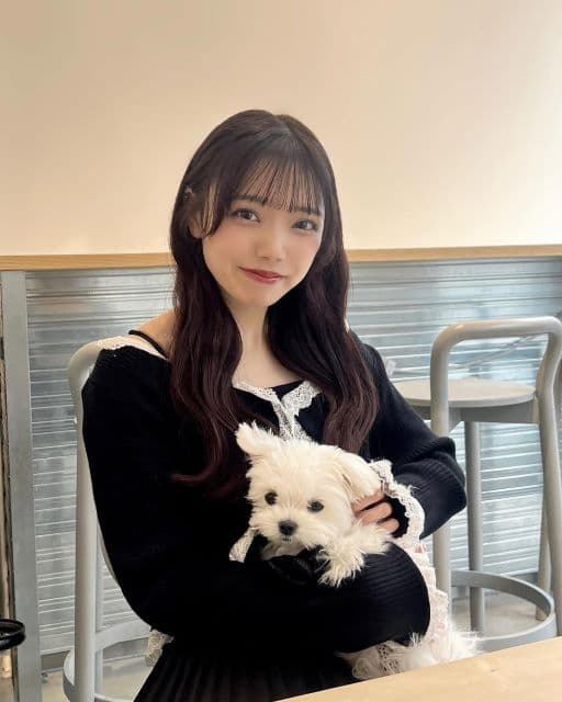 「ちょーーかわいいツーショ」あのアイドルが真っ白な犬を抱くショットにファンから反響！
