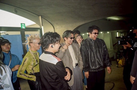 「微笑ましすぎる」King Gnu・新井和輝　CDTVの裏側を公開！笑顔溢れるメンバーのオフショットも