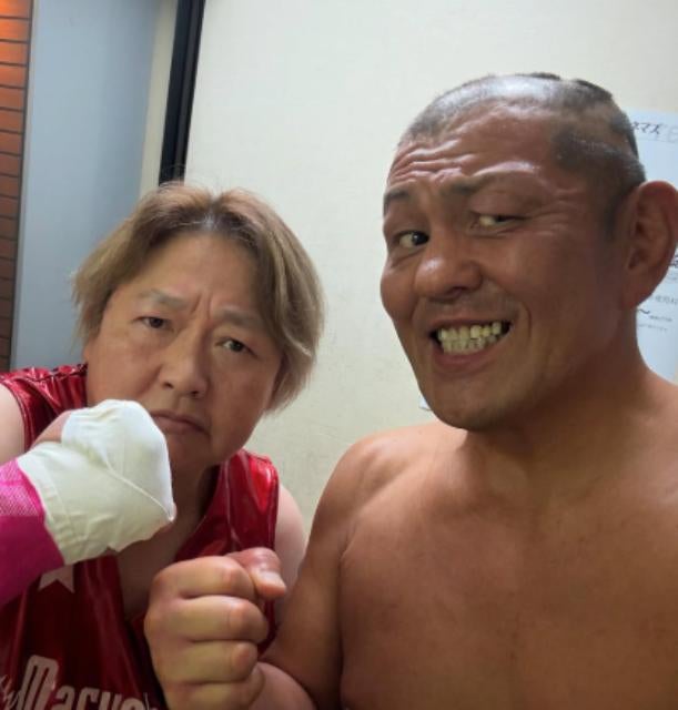 鈴木みのる、クラッシュギャルズ長与千種とコスチューム姿で記念撮影