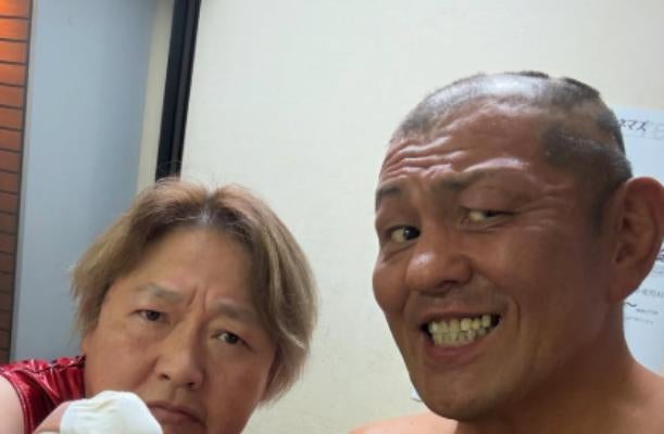 鈴木みのる、クラッシュギャルズ長与千種とコスチューム姿で記念撮影