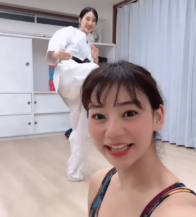 アウトドア美女子、高身長の美女空手家とのコラボムービーを披露！ファンほっこり「楽しそうね」
