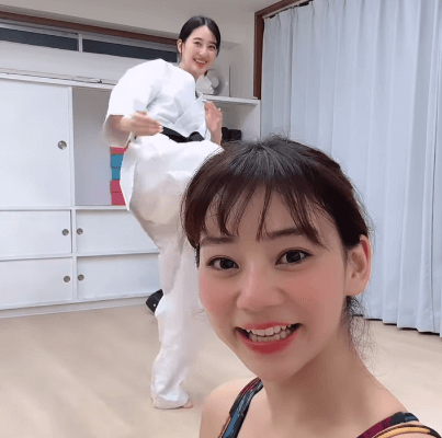 アウトドア美女子、高身長の美女空手家とのコラボムービーを披露！ファンほっこり「楽しそうね」
