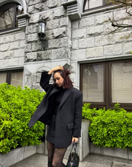 佐田真由美が全身写真がファンの心を鷲掴み！ブラックで統一された衣装