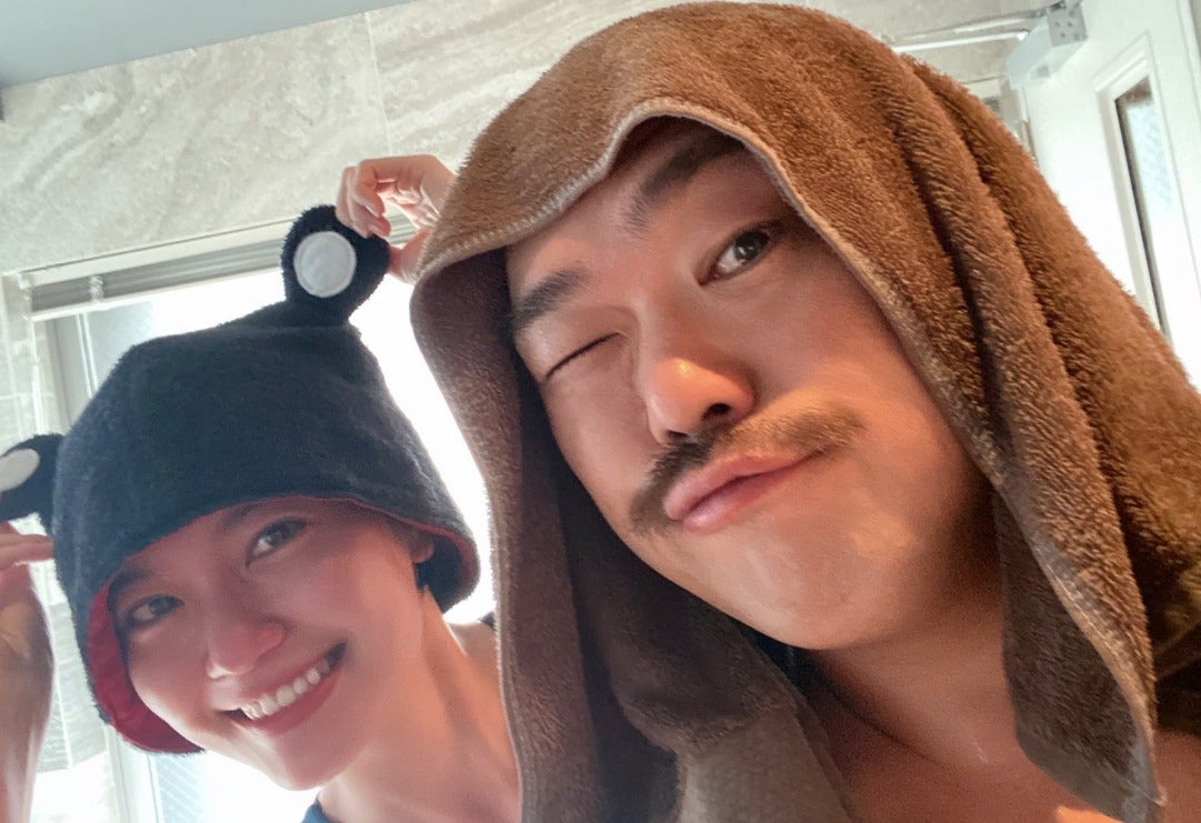 クロちゃんが20歳年下彼女との最新2s公開💓サウナでのラブラブデート披露👀