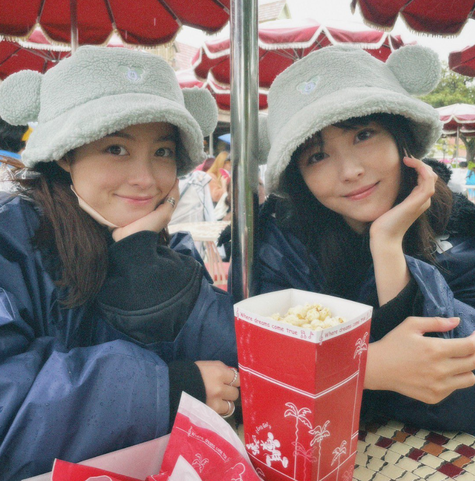 熱愛報道中の橋本環奈、浜辺美波と夢の国へ🐭2Sが美しすぎる…「天使が2人👼」