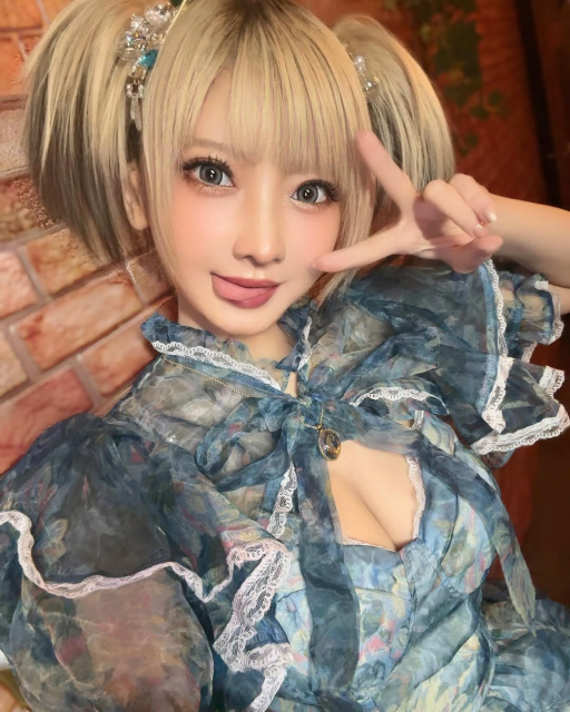 「ぐはっ可愛い」大胆胸元コスショットにファン轟沈!?人気美女コスプレイヤーのツインテ自撮りショットが可愛すぎる！