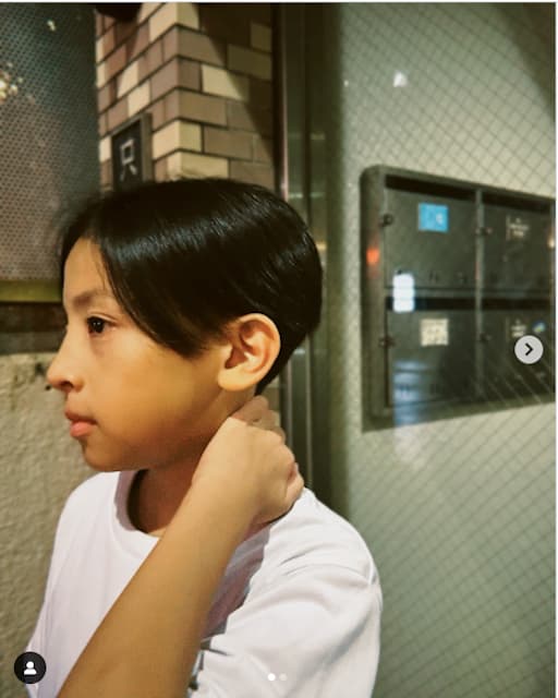 ヨメサックが「こじ」のヘアスタイルを公開