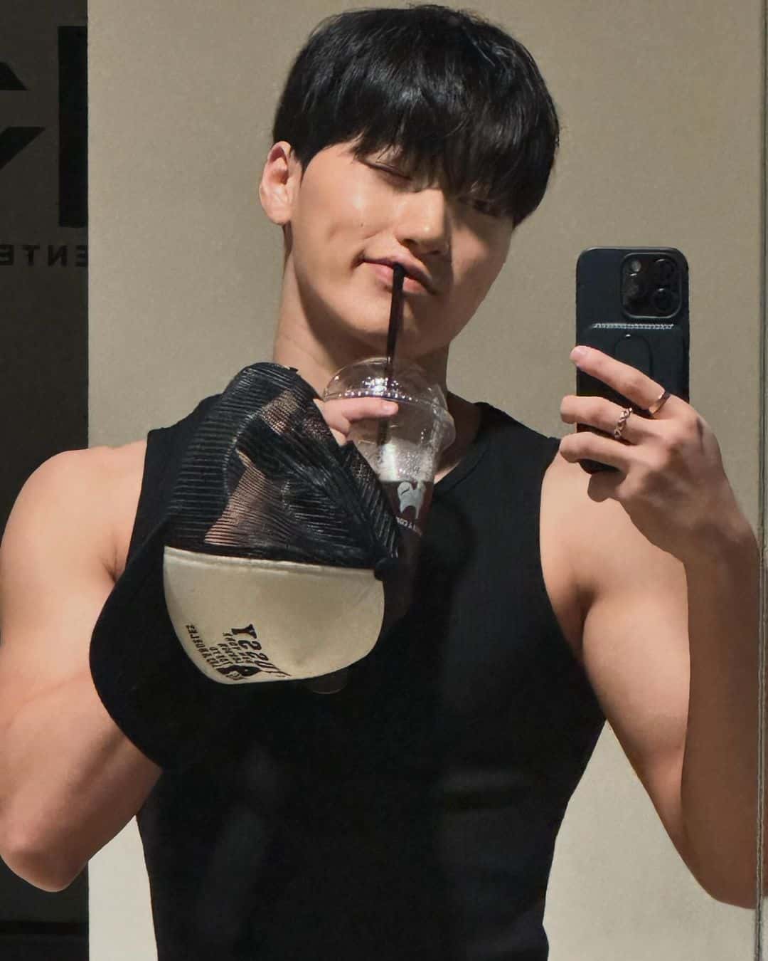 1番タンクトップが似合う、最高にホットな男の最新ショットが話題に