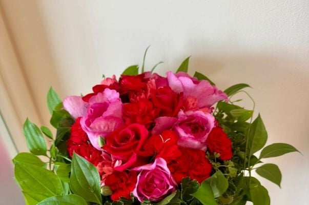 夏木マリの朝を照らす情熱の花束。光と緑に願いを込めて「いい映」を祈る、美しき一日のはじまり