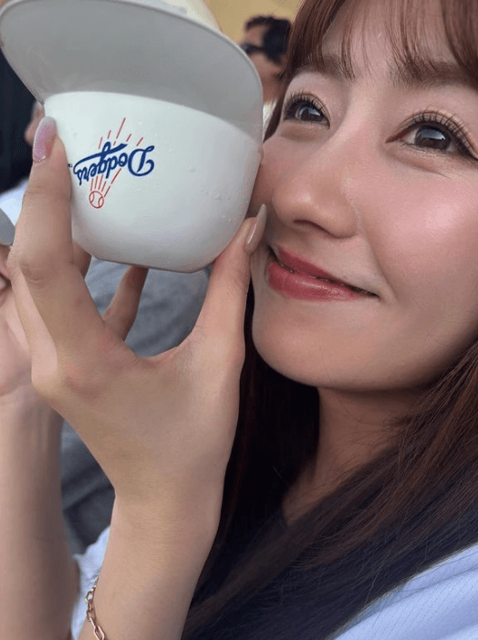 佐々木彩夏「ミーハーでごめん」とドジャースタジアムでの”球場飯”ショットを披露！ファン→「レベチのミーハー！」