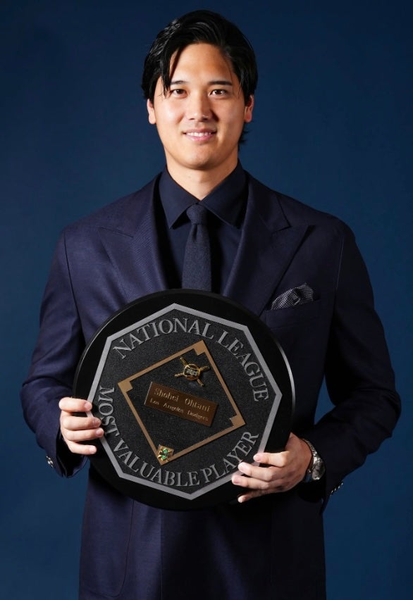 大谷翔平、紺色のスーツ姿に反響続々「このあとパーティーに合わせたのかな？」