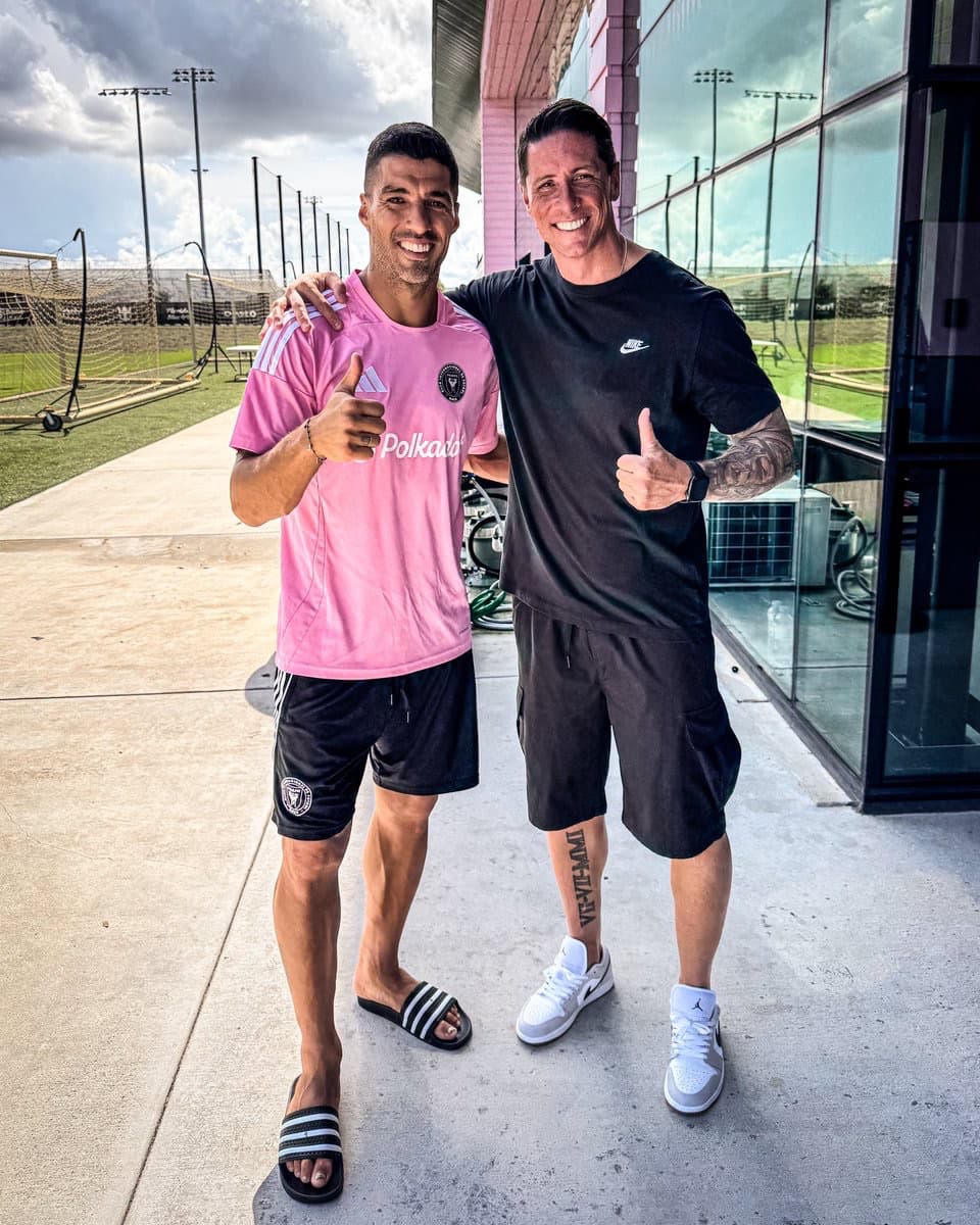 “レジェンドとの笑顔”　スアレスがフェルナンド・トーレスとの2ショットを公開