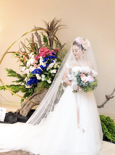 3度目の結婚… 64歳人気女優のウェディングショットに衝撃の声「ほんと宇宙一美しい花嫁」