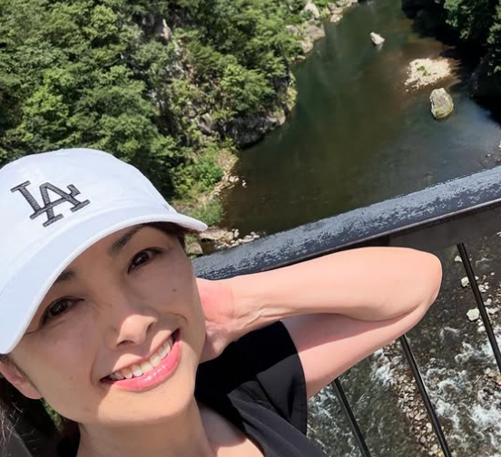 「川沿いで涼しげな笑顔」櫻井淳子、美しい自然を背景に鬼怒川で癒しのひととき