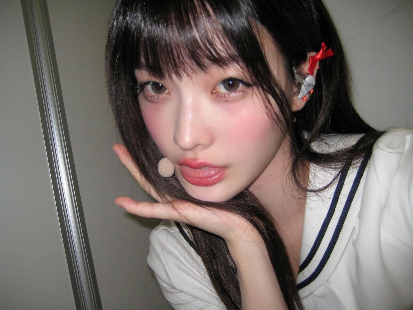 ILLITイロハの舌ペロポーズが話題に セーラー衣装の破壊力が限界突破