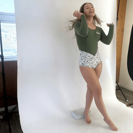 「動きすぎでシャッター止められる…」美女画家サーファー、ガチモデルの”夏スグソコ・ショット”にファン・ガッツポーズ！