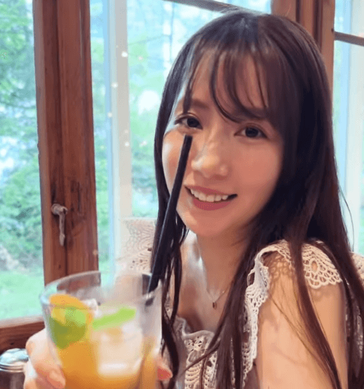 「あっ！これは可愛いわ」美女タレント、雨の日に訪れたカフェへ！”飲む…？ムービー”にファン恋わずらい「あなたの笑顔は完璧です」
