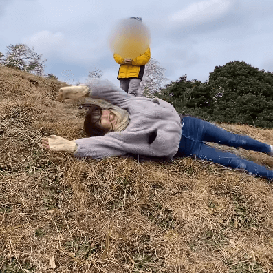 「体張ってますね！」美しき気象予報士、大自然のなか”童心回帰・法面ゴロゴロ”ムービーを披露しファン衝撃！「おてんばさんっ」