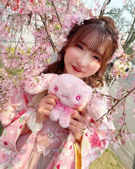 大食いタレント・もえあず、ピンクに囲まれて、しあわせ満開の写真を公開！！