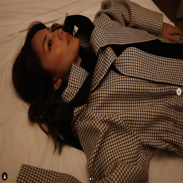 川口春奈が”ベッドに横たわり…”ハイブランドをまとい、色艶やかな姿で魅了する
