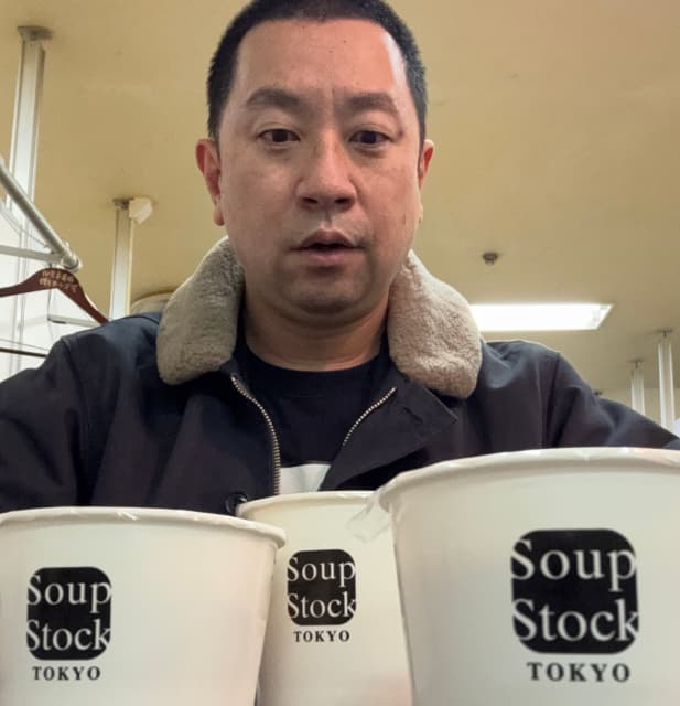 レイザーラモンRG、スープストックを手に「めちゃくちゃご飯がすすむ」と公演前に大喜び！