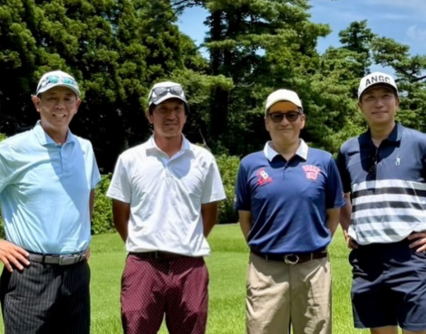猛暑の中でも爽やかスマイル！多村仁志、清水先輩とのゴルフ満喫ショットが話題