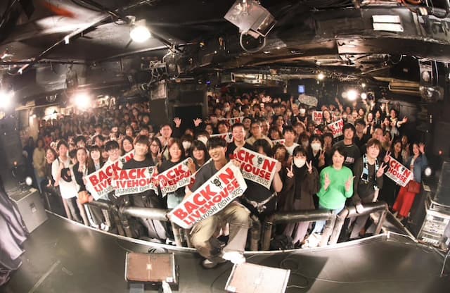 「ライブハウス最高」アーティスト・オーイシマサヨシがライブハウスでライブを公演