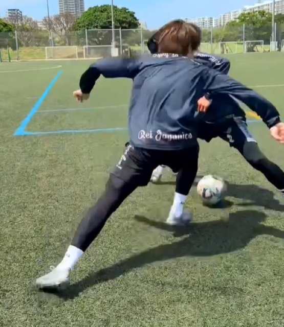 「誰のワザを試してみたい？」サッカーコーチ・Takuya メッシのテクニックを再現！？