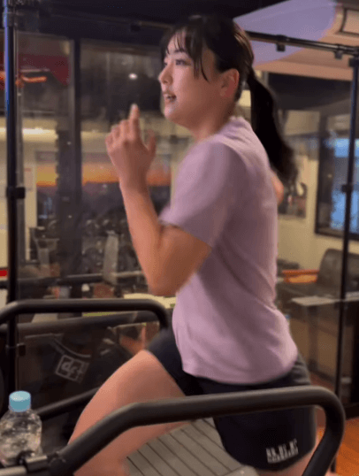 「全力で走ってて、こんな可愛いことある？」話題の美女空手家、”全力のラントレムービー”に反響！「トムクルーズの走りを思い出しました」