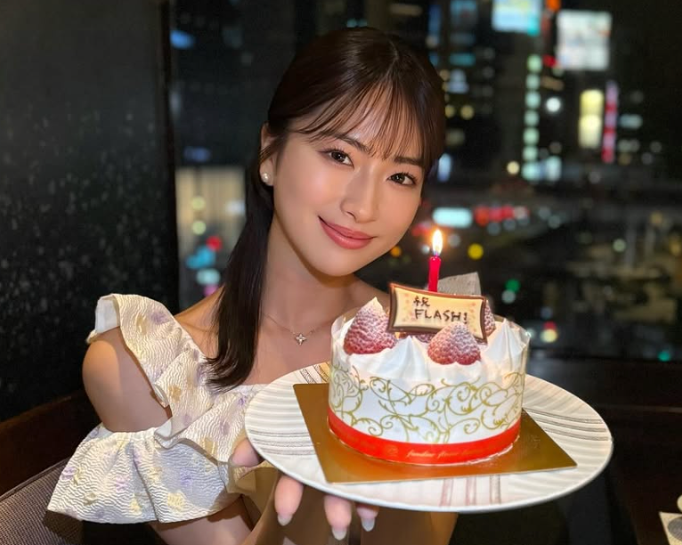 祝福ショット！さかいゆりやがFLASH掲載を記念し笑顔でケーキ披露
