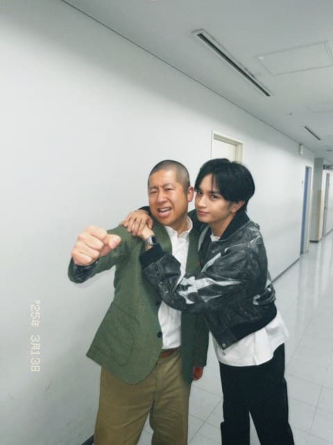 「おめですらぶ」中島健人があの人気芸人のお誕生日をお祝い！仲良しショットにファン歓喜