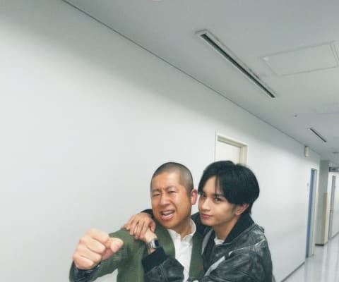 「おめですらぶ」中島健人があの人気芸人のお誕生日をお祝い！仲良しショットにファン歓喜