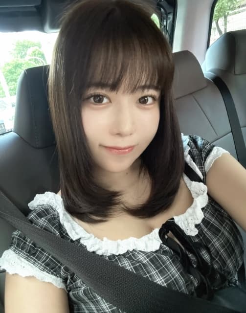 「髪サラサラでかわいい」東雲うみが美容院へ、車の中からオフショット