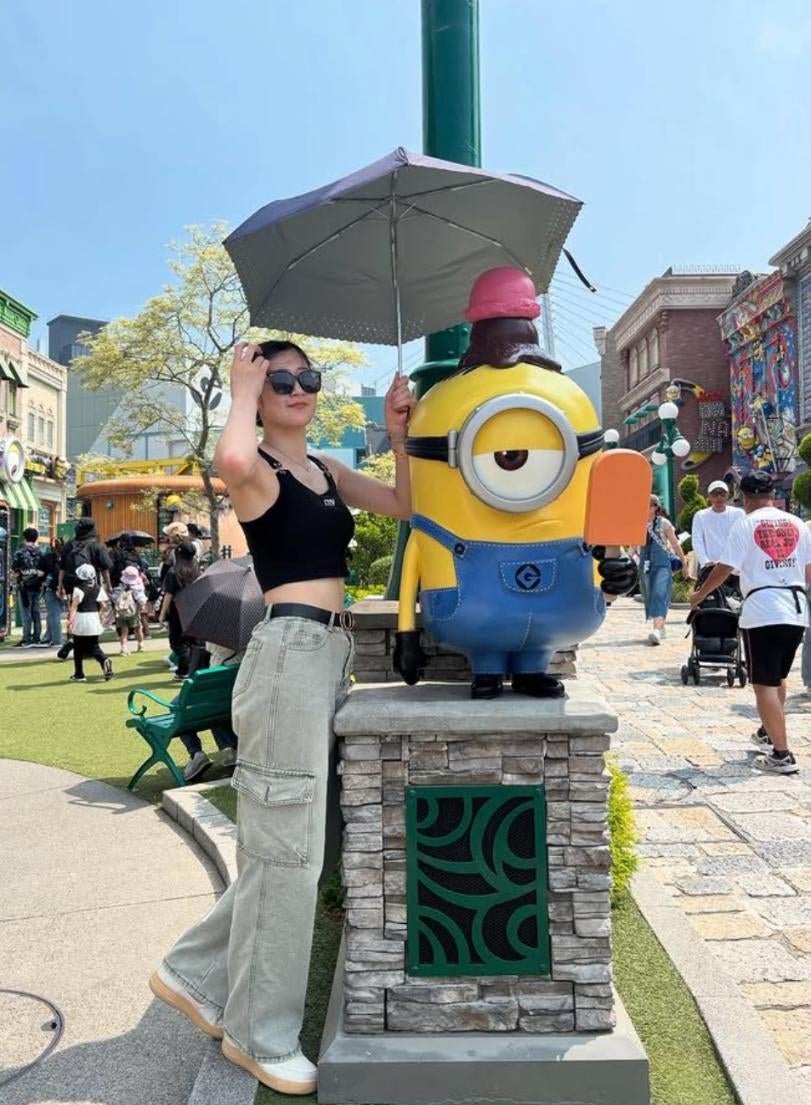 「日傘で暑さシェア」女子ハンドボール・南川満帆、ミニオンと一緒に真夏のパークで笑顔のひととき