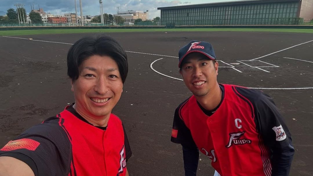 “元プロ投手の新境地” …初の草野球で見せた笑顔ショットにファン驚き