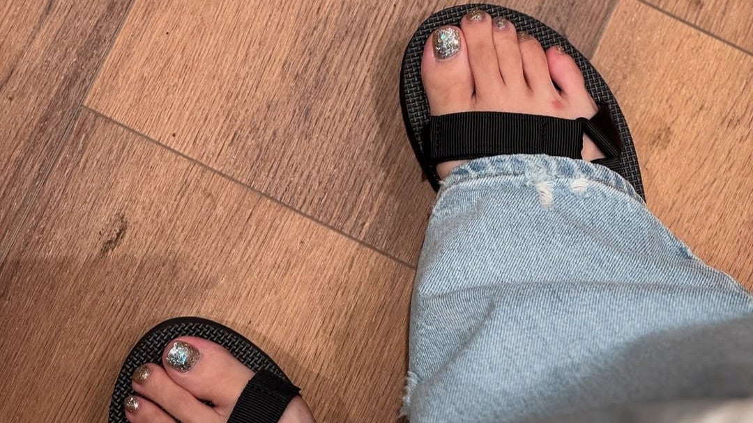 足元だけ“夏が全開”…元女子アナが見せた“キラキラ”ネイルに注目集まる