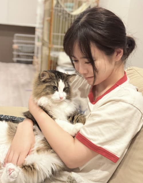 「こうしてこうじゃ」グラビアアイドル・東雲うみが愛猫を“猫吸い”可愛いと話題に