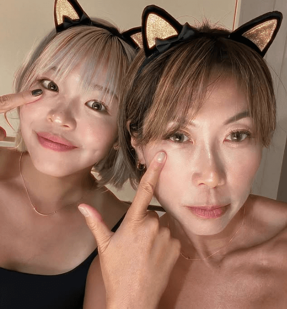 「またまた、お戯れを…」金髪美女ビーチバレー選手、フレンドを”バチバチ・メイク”！「また顔、貸して下さい」