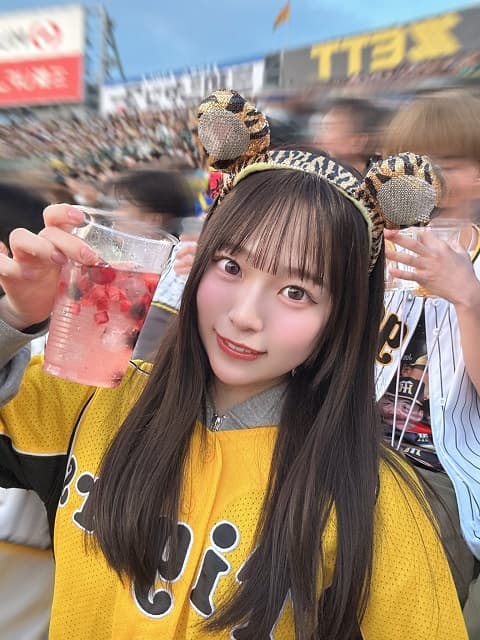 「すっごく楽しめた〜〜 ！」元NMB48メンバーが初の甲子園へ！激カワ”TORACO”姿で球場グルメを堪能