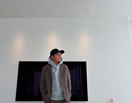 笑いは封印？ますだおかだ岡田圭右、あまりにもオシャレカッコいいパーカー姿を公開！