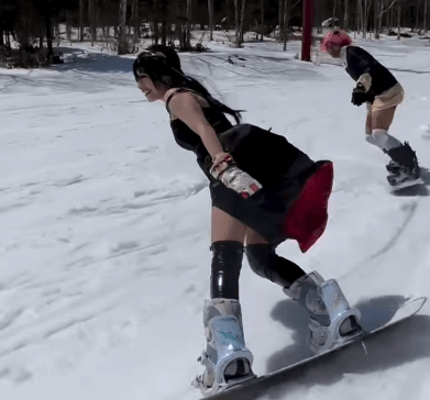 「スパイぶっとびファミリー」スノボ美女のヨルフォージャー＆インパクト大の黒アーニャ、ゲレンデの”ハリキリムービー”に反響！