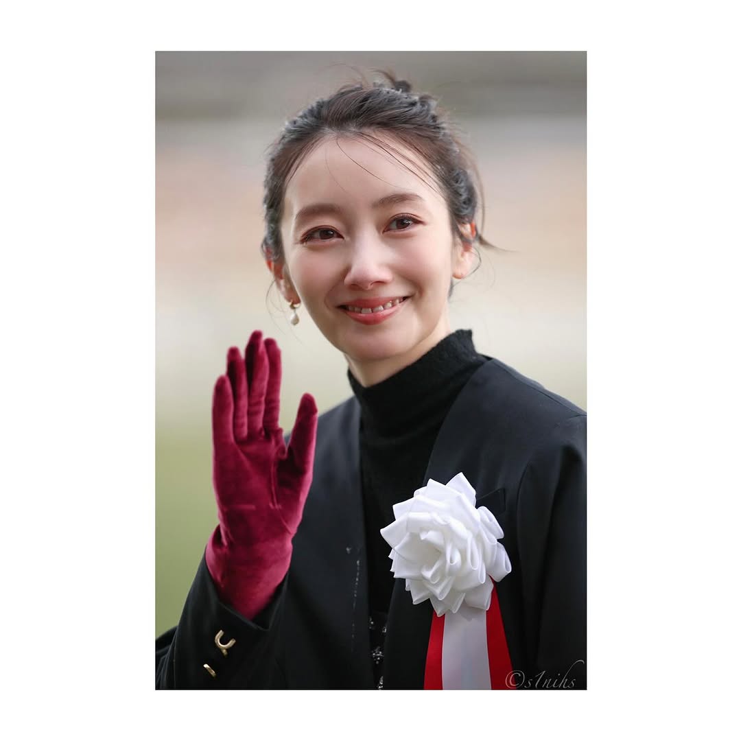 「綺麗すぎるって...！」女優・波瑠 最新オフショット公開でファン大盛況！！