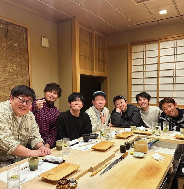 「笑ってますが揉めてます。」有吉弘行、不穏？コメントも素敵すぎる笑顔の芸人新年会ショットが話題！