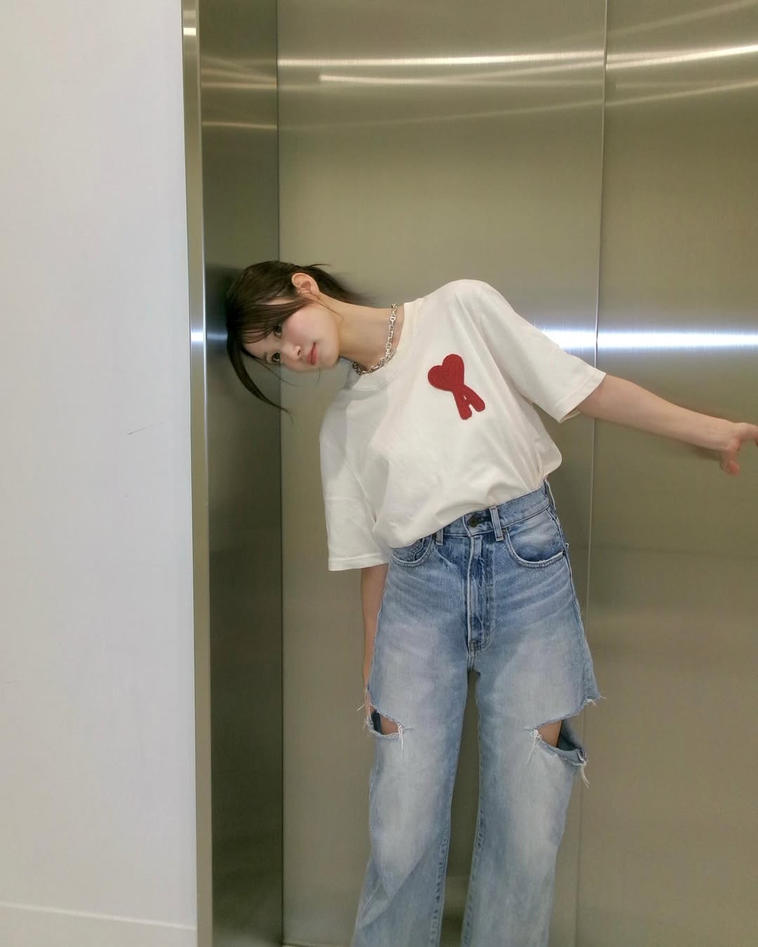 生見愛瑠、カジュアルファッションで”全然こっち向かず”ショットに「映えるのシンプルに何事？！」