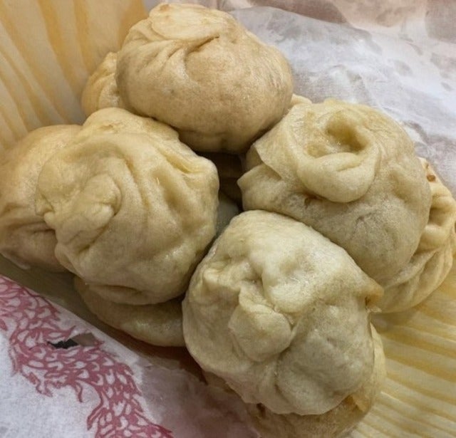 「今はアイスコーヒーが怖い！」ミキ昴生が神戸の豚まんじゅうをおいしくいただく！