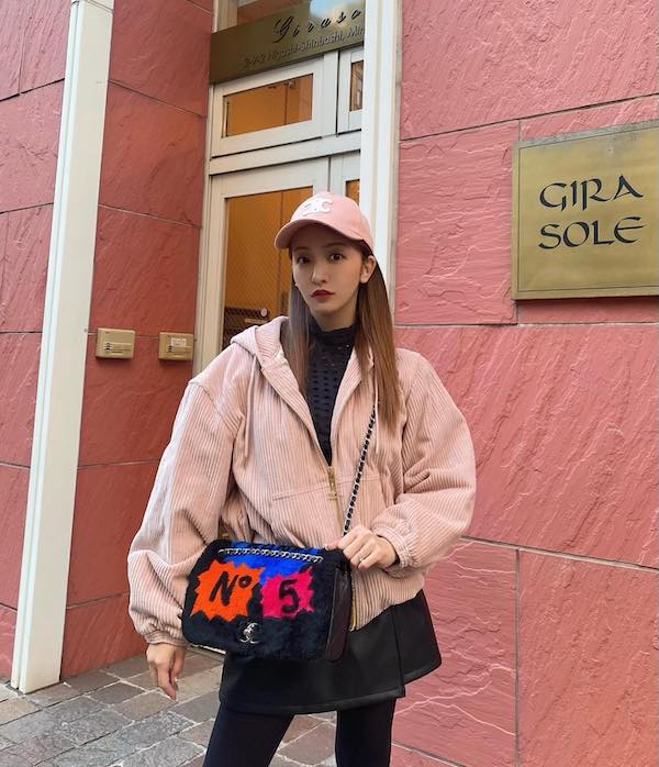 板野友美がピンクに包まれたオフショットを公開🩷CELINEコーデを披露！