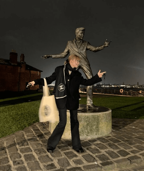 フォロワー1000万超の宮脇咲良「INイギリス！」ビリーヒューリー像前で魅せた面白ショットに反響続々