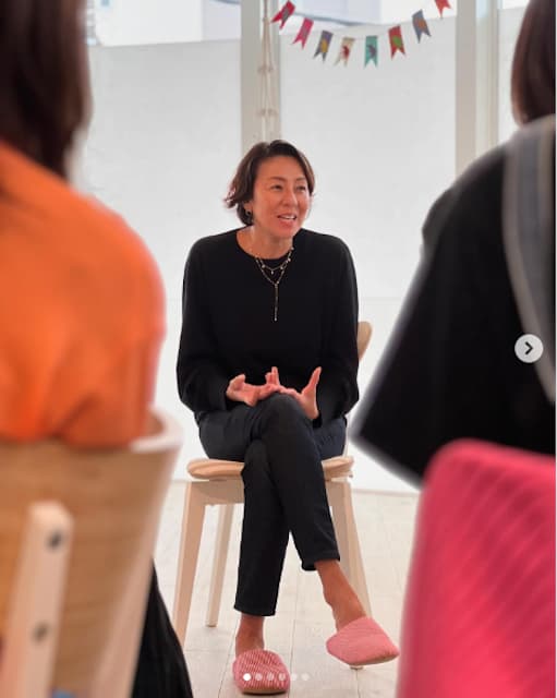 RIKACOが講座にて自分の過去の経験を語る