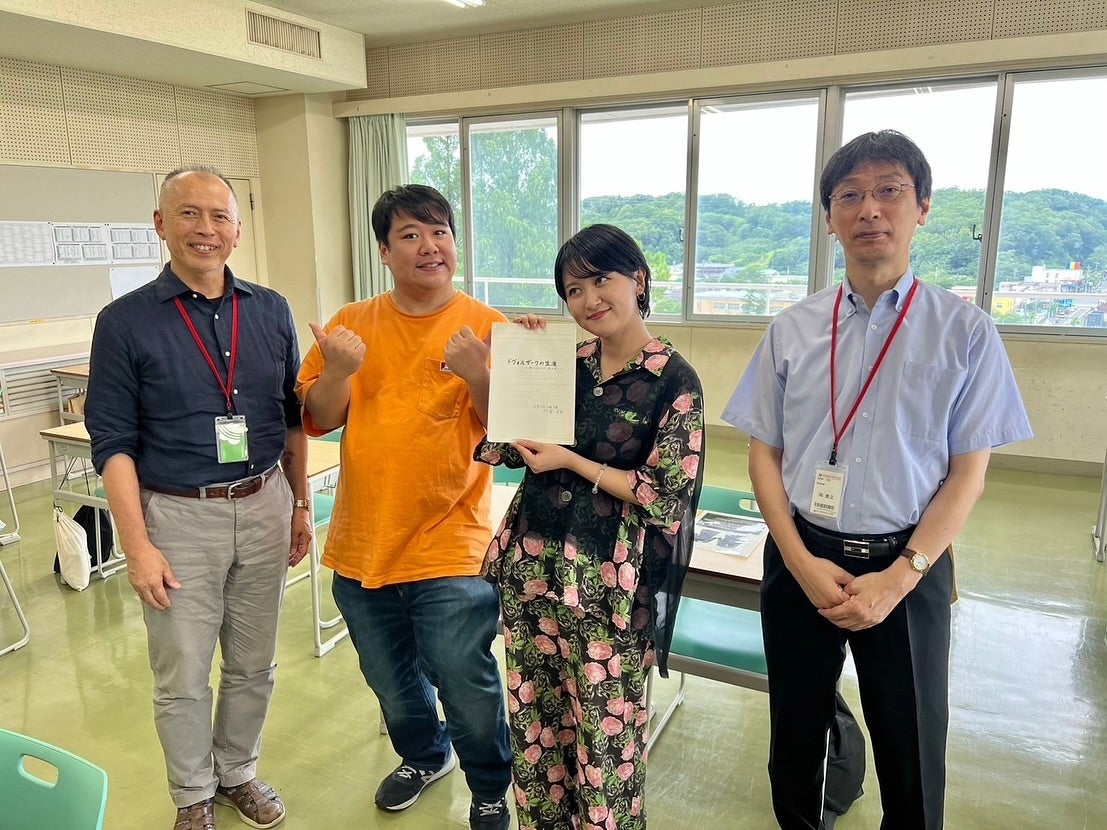 ラランド・サーヤ 母校を訪問し生徒達と交流